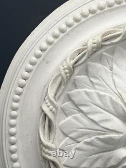 Rosace de plafond en plâtre à décor floral et perlé, style XIXème