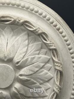 Rosace de plafond en plâtre à décor floral et perlé, style XIXème