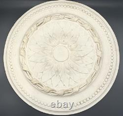 Rosace de plafond en plâtre à décor floral et perlé, style XIXème