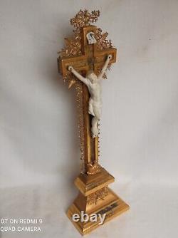 Superbe crucifix doré à la feuille d'or fin XIXe siècle