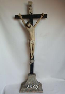 Superbe et rare grand crucifix en bois sculpté fin XVIII / début XIX S. 77 cm