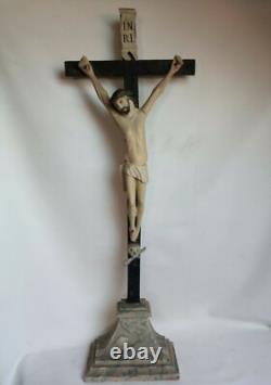 Superbe et rare grand crucifix en bois sculpté fin XVIII / début XIX S. 77 cm