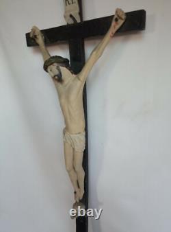 Superbe et rare grand crucifix en bois sculpté fin XVIII / début XIX S. 77 cm