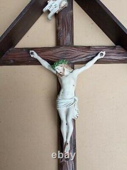 Superbe et rare grand crucifix mural en bois sculpté avec son toit début XX S