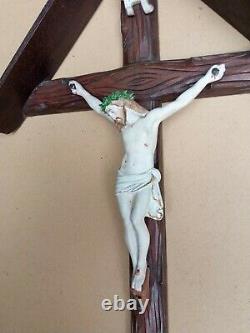 Superbe et rare grand crucifix mural en bois sculpté avec son toit début XX S