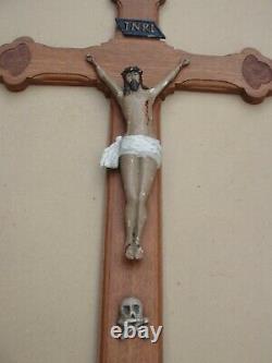 Superbe et rare grand crucifix mural en bois sculpté début XIX S. 80 cm