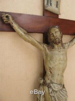 Superbe et rare grand crucifix mural en bois sculpté fin XVIII / début XIX S