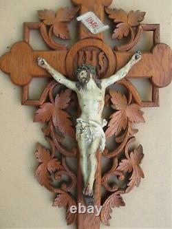 Superbe et rare grand crucifix mural en chêne sculpté fin XIX Siècle