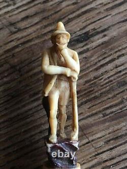 Superbe étui sculpté figurant un chasseur se reposant, bel objet d'art populaire