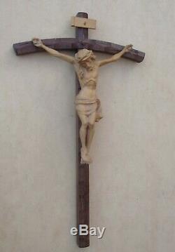 Superbe grand crucifix en bois sculpté Début XXe siècle