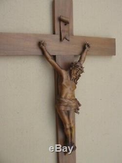 Superbe grand crucifix en bois sculpté Début XXe siècle