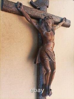 Superbe grand crucifix en noyer sculpté fin XIX / début XIX S. 80 cm