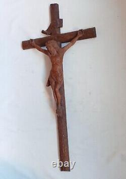 Superbe grand crucifix en noyer sculpté fin XIX / début XIX S. 80 cm