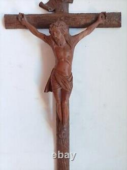 Superbe grand crucifix en noyer sculpté fin XIX / début XIX S. 80 cm