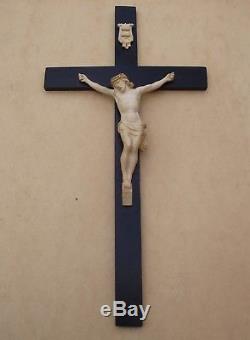Superbe grand crucifix mural Napoléon III en bois laqué