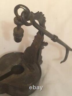 Superbe lampe à huile en fer du moyen âge, antique, ancien