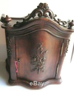 Tabernacle en bois, porte galbée, fronton chapeau de gendarme style Louis XV