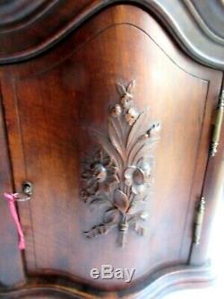 Tabernacle en bois, porte galbée, fronton chapeau de gendarme style Louis XV
