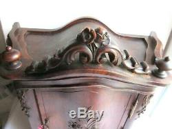 Tabernacle en bois, porte galbée, fronton chapeau de gendarme style Louis XV