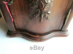 Tabernacle en bois, porte galbée, fronton chapeau de gendarme style Louis XV