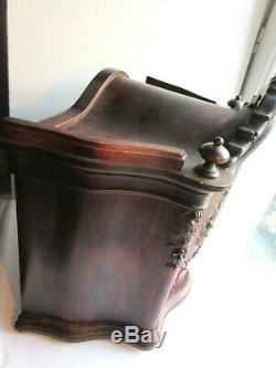 Tabernacle en bois, porte galbée, fronton chapeau de gendarme style Louis XV