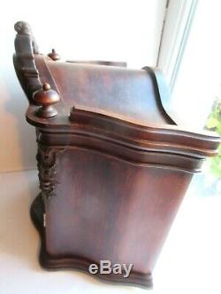 Tabernacle en bois, porte galbée, fronton chapeau de gendarme style Louis XV