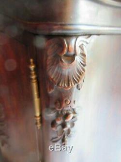 Tabernacle en bois, porte galbée, fronton chapeau de gendarme style Louis XV