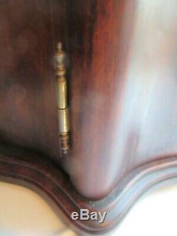 Tabernacle en bois, porte galbée, fronton chapeau de gendarme style Louis XV