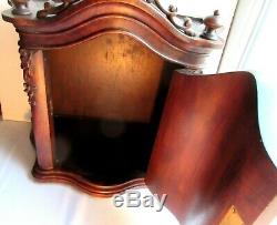 Tabernacle en bois, porte galbée, fronton chapeau de gendarme style Louis XV