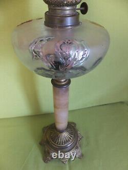 Vers 1900 Grande Lampe A Petrole Pied En Albatre Avec Corps En Verre Iris