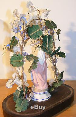 Vierge biscuit sous globe de mariée verre décors fleurs en tissu socle bois 19èm