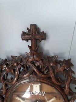 XIX ème grand cadre forét noire crucifix INRI platre et verre bombé