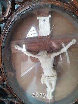 XIX ème grand cadre forét noire crucifix INRI platre et verre bombé